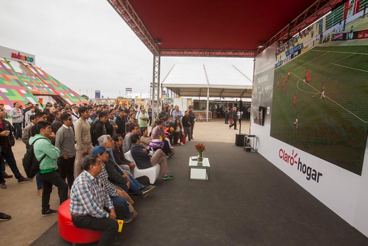 Aficionados de Perú viendo un partido de la selección